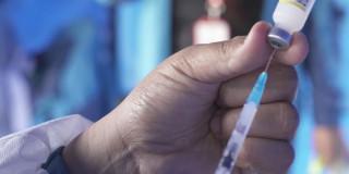 Foto que muestra una mano sosteniendo una jeringa 