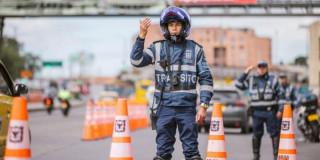 Foto de un agente de tránsito regulando el tráfico en una vía