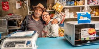 Fotos de dos campesinos de Sumapaz, recibiendo ayudas de 'Evolución Productiva’. 