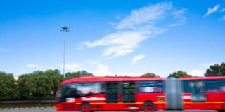 Foto de un bus de TransMilenio en una vía de Bogotá