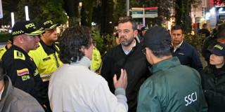 Foto del alcalde Carlos Fernando Galán durante la 'megatoma' en las zonas de rumba de la Zona T, Modelia y Galerías.