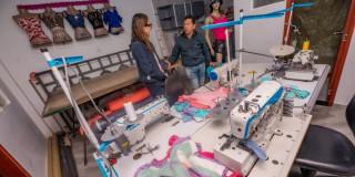 Foto de un comerciante en Bogotá recibiendo asesoría de servicios de la Secretaría Distrital de Desarrollo Económico.