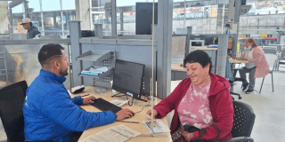 Foto de un funcionario atendiendo una ciudadana 