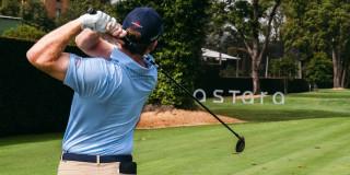 Deportista practicando golf 