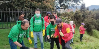 Foto de funcionarios del Distrito en operativo de limpieza