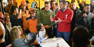 Foto de visita del alcalde Carlos Fernando Galán al barrio Roma de Kennedy y diálogo con las familias afectadas.