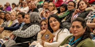 Foto de mujeres en Bogotá e integrantes del programa 'LiderTesas'.
