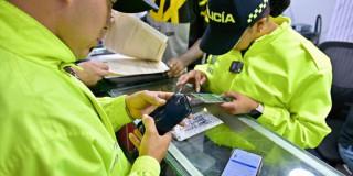 Foto de la incautación de celulares con reportes de hurto en el centro de Bogotá.
