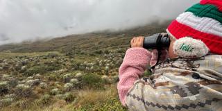 Foto de jornada de avistamiento de aves en Sumapaz, al sur de Bogotá, por parte de niños y niñas.