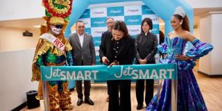 Foto de la inauguración de la ruta aérea entre Bogotá y Barranquila por parte de la aerolínea JetSMART.