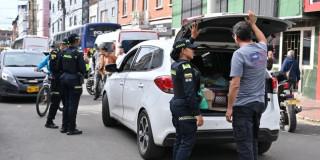 Foto de acciones de vigilancia de la Policía de Bogotá y operativos en el barrio 7 de Agosto.