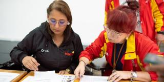 Foto de dos funcionarias del Distrito, en la consolidación de las votaciones del Consejo Consultivo Distrital LGBTI 2026