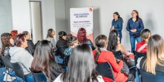 Foto de bogotanos y bogotanas accediendo a servicios de la Agencia Distrital de Empleo.