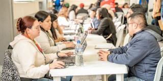 Foto de bogotanos y bogotanas accediendo a servicios de la Agencia Distrital de Empleo.