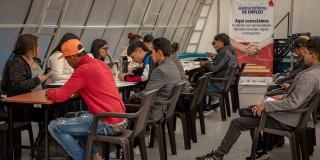 Foto de bogotanos y bogotanas accediendo a servicios de la Agencia Distrital de Empleo.