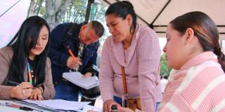 Foto de bogotanos y bogotanas asistentes 'Mega Feria de Empleo Incluyente' realizada en Fontibón.