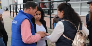 Ciudadanos con funcionario del SENA Foto: SENA