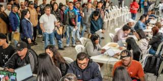Foto de bogotanos y bogotanas accediendo a servicios de la Agencia Distrital de Empleo.