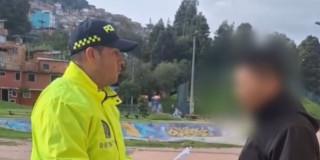 Policía con hombre capturado