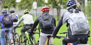 Foto de personas montando bicicleta