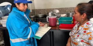 Foto que muestra dos personas hablando 