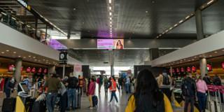 Foto del Aeropuerto Internacional El Dorado de Bogotá y sus zonas de atención al usuario. 
