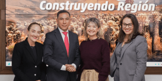 Imagen de funcionarios posando para la foto