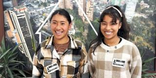 Foto que muestra a dos mujeres sonriendo