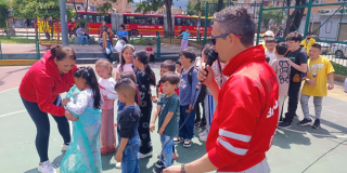 Imagen de varios niños y funcionarios de la Alcaldía Local de Antonio Nariño