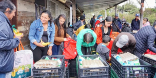 Imagen de personas con canastas de comida