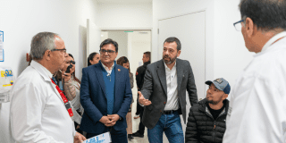 Foto del alcalde con el secretario de salud en el hospital de Usme 