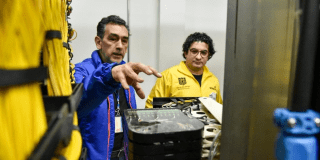 Imagen de un operario y el secretario de Integración Social