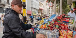 Foto de un vendedor informal en la carrera Séptima de Bogotá.