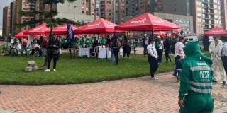 Foto que muestra carpas rojas instaladas en el primer EcoFest de Bogotá 