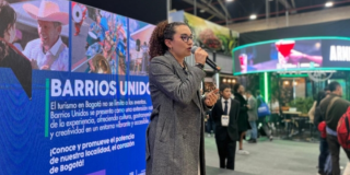 Foto de un ciudadana de Barrios Unidos en una conferencia 