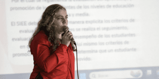 Imagen de funcionaria en explicación del tema