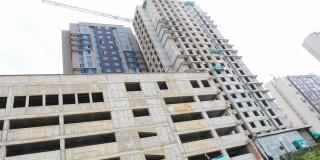 Foto que muestra edificios en construcción 