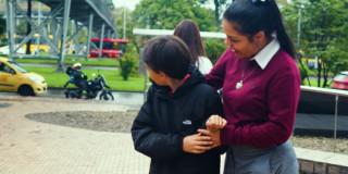 Niño con su madre, después de ser abordados por una desconocida