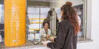 Foto de una persona realizando un trámite de movilidad. 