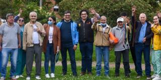 Imagen de los secretarios Roberto Angulo y Gerson Bermont junto a personas mayores en Bogotá.