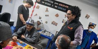 Imagen de Roberto Angulo junto a personas mayores