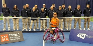 Imagen de María Angélica Bernal con su trofeo de campeona