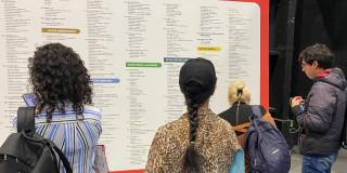 Foto de bogotanos y bogotanas accediendo a la sede de la Agencia Distrital de Empleo en Bogotá.