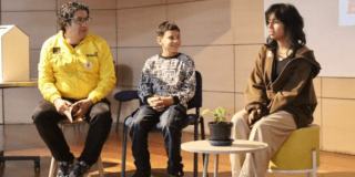 Imagen de Roberto Angulo dialogando con un niño y una niña