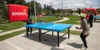Imagen de dos mujeres jugando ping pong