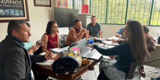 Imagen de varias personas en una reunión