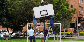 Imagen de personas arreglado parque en el Rincón de Iberia en Suba