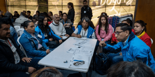 Foto de unos funcionarios y un grupo de ciudadanos 