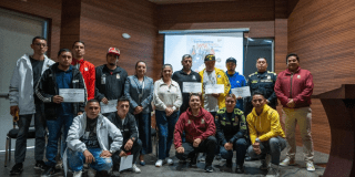 Foto de funcionarios del Distrito junto con un grupo de ciudadanos