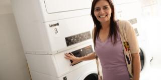 mujer al lado de una lavadora